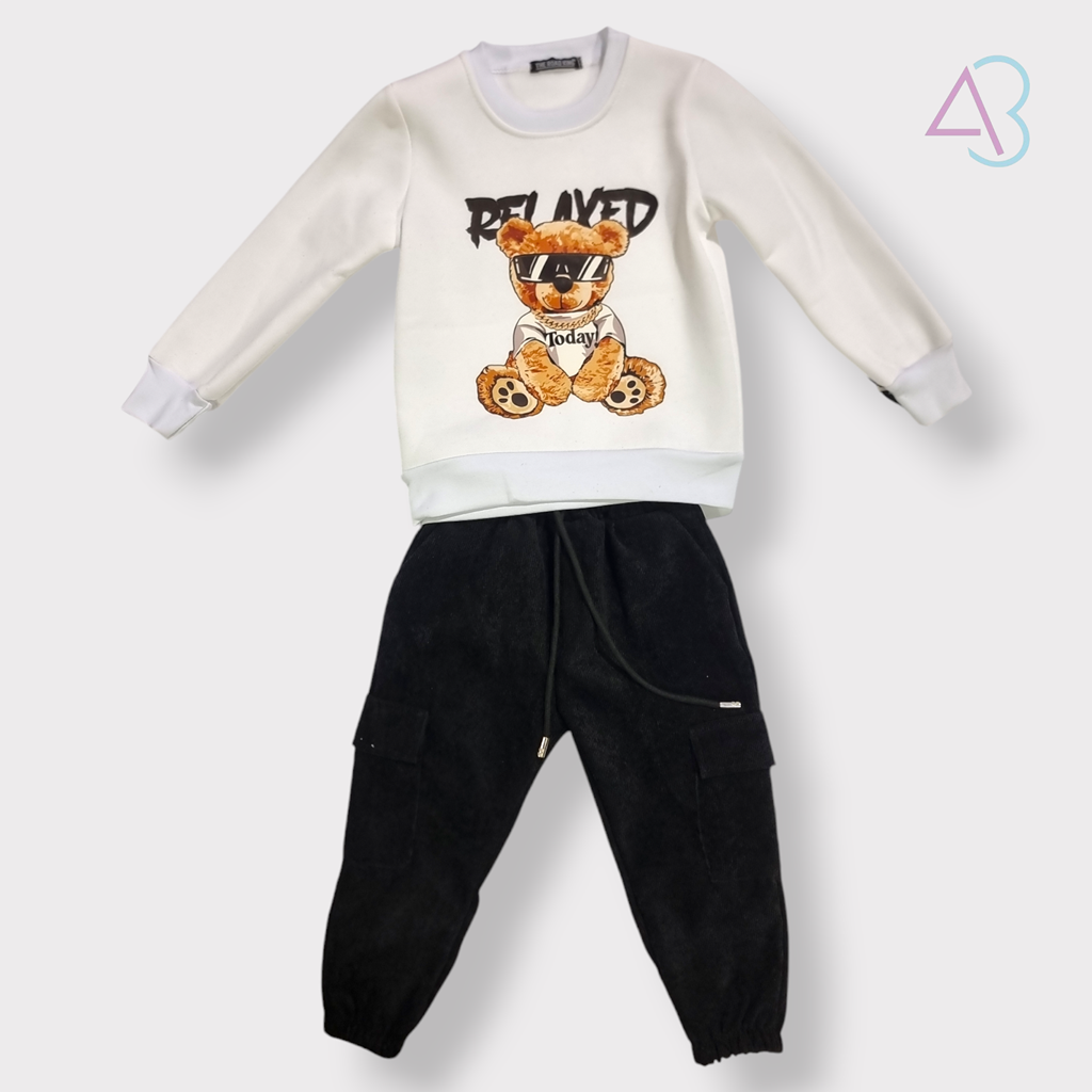 Stile e Comfort: Completo Casual con Simpatico Orsetto